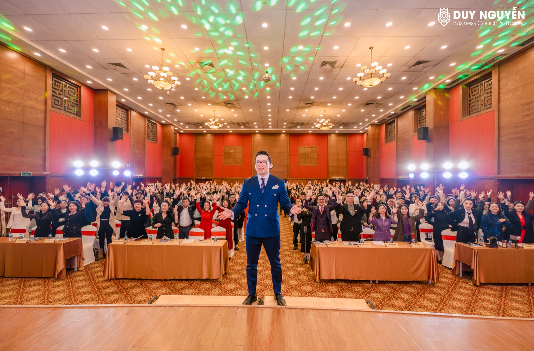 Coach Duy Nguyễn đứng giữa một phòng đầy người sáng lập và quản lý