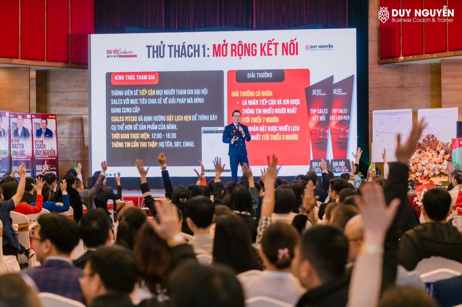 Coach Duy Nguyễn dẫn một chương trình có hàng trăm người tham dự