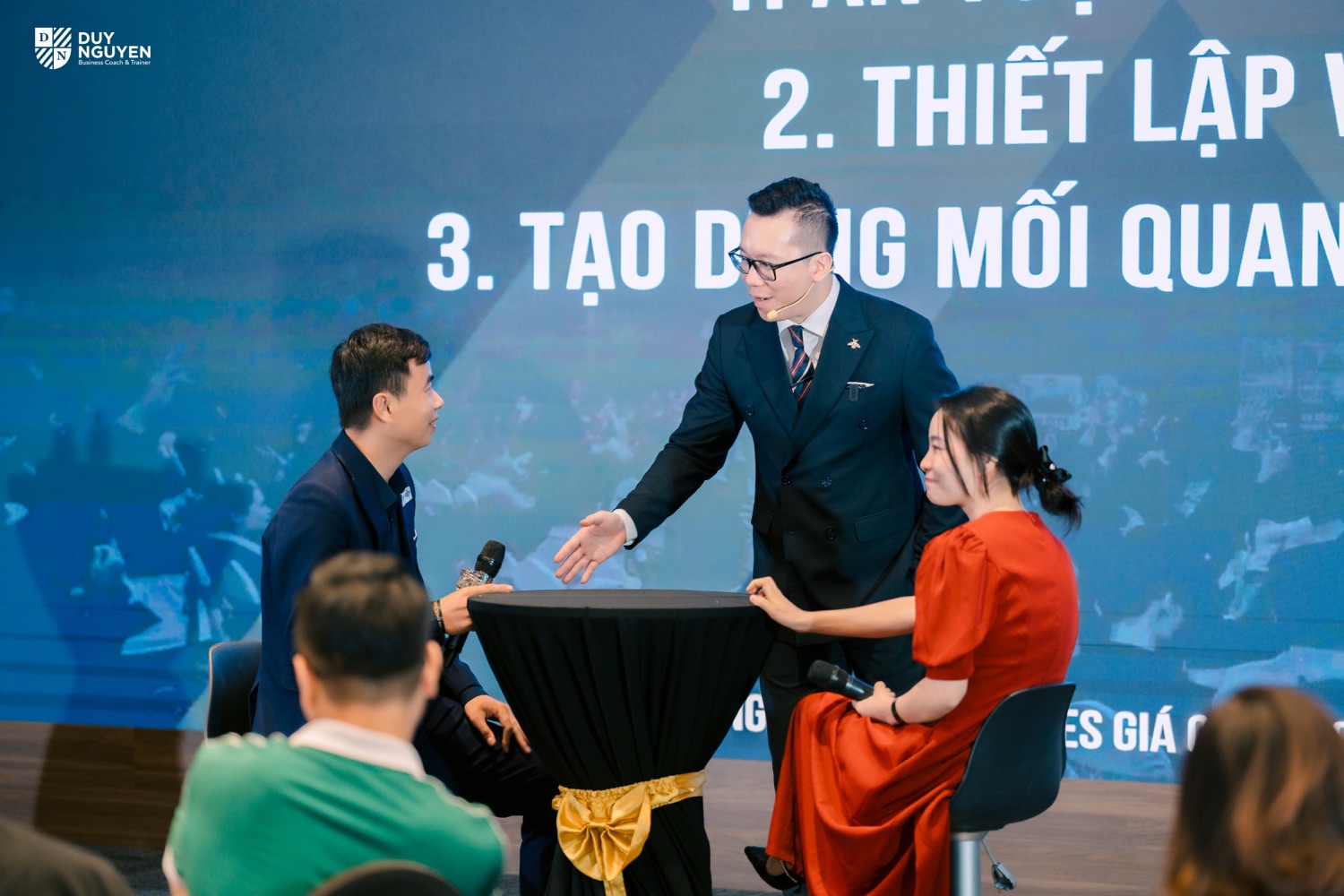 Coach Duy Nguyễn dẫn hai học viên thực hành một cuộc tư vấn