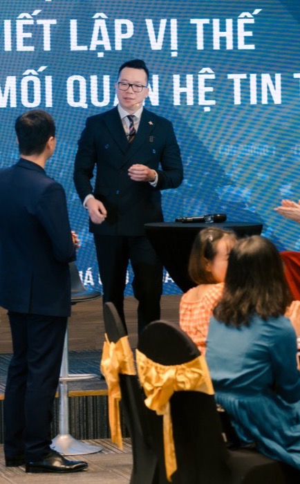 Coach Duy Nguyễn đang trao đổi trực tiếp với một người tham gia trên sân khấu