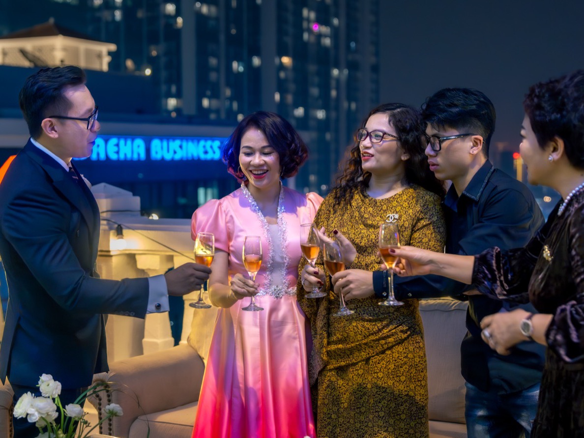 Những người chủ doanh nghiệp trao đổi với nhau trong giờ nghỉ