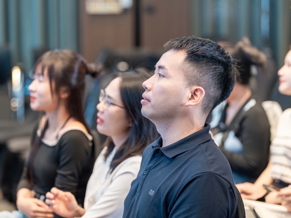 Một hàng người tham gia đang chăm chú lắng nghe trong chương trình