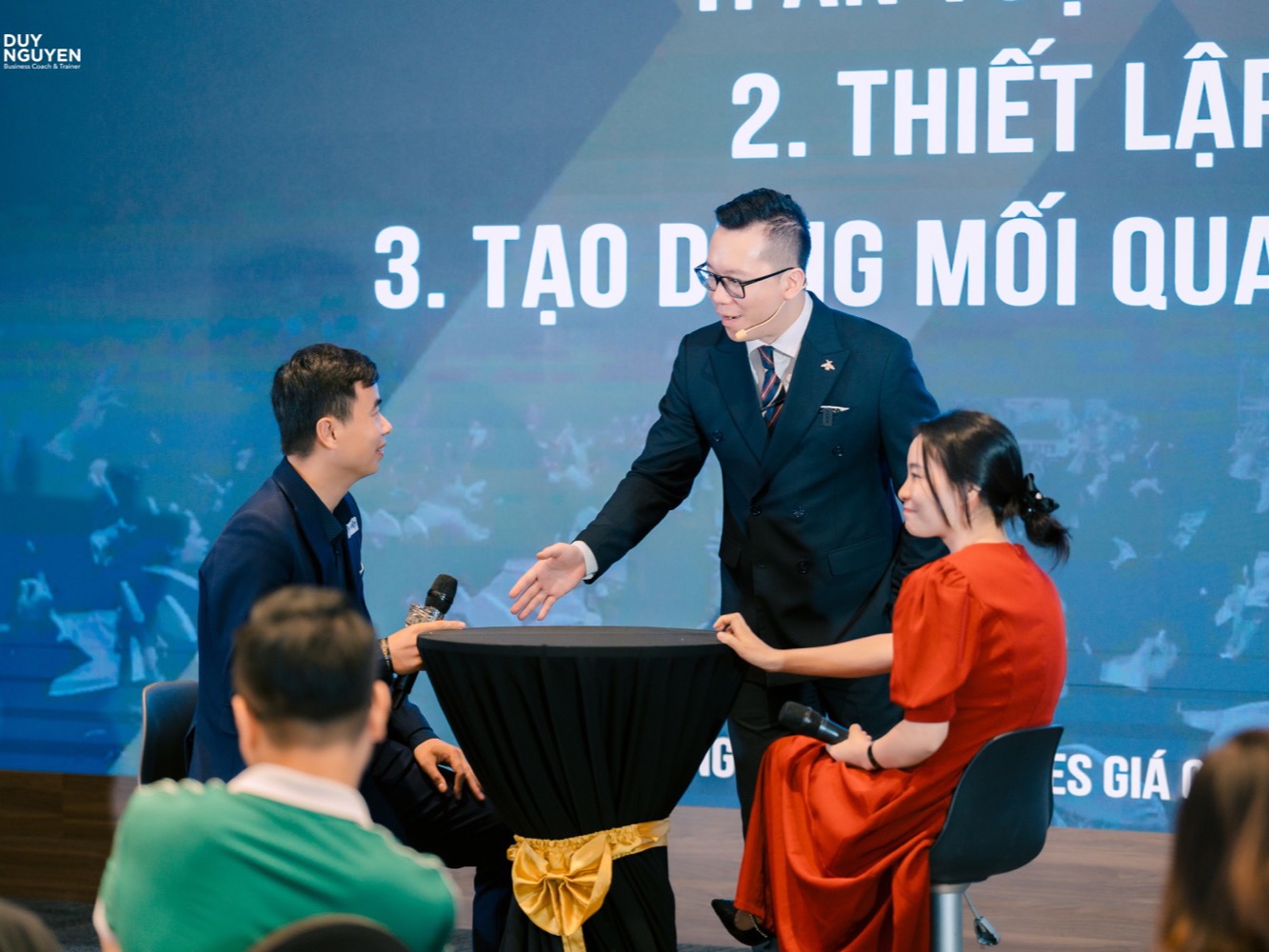 Coach Duy Nguyễn hướng dẫn trực tiếp cho hai người tham gia trên sân khấu