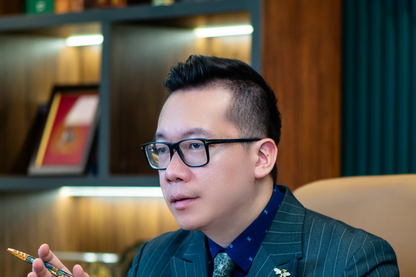 Coach Duy Nguyễn cầm bút giải thích một ý