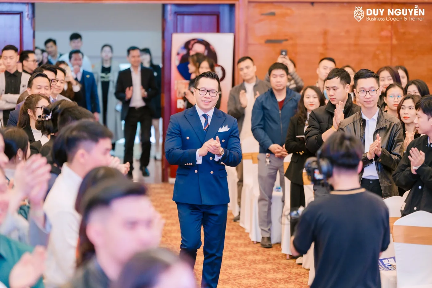 Coach Duy Nguyễn đứng giữa những người tham dự