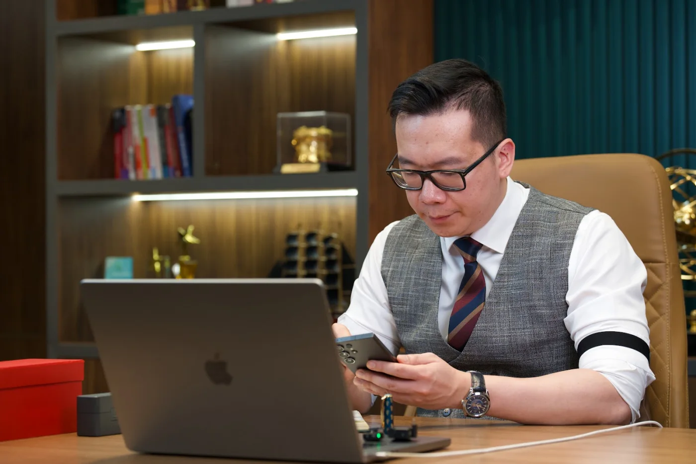 Coach Duy Nguyễn làm việc với máy tính và điện thoại