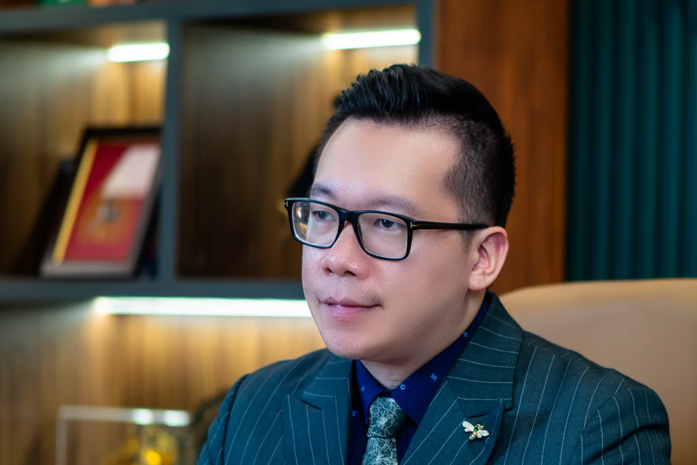 Coach Duy Nguyễn nhìn thẳng vào người đối diện trong một buổi trao đổi