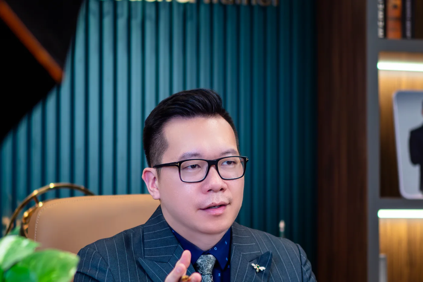 Coach Duy Nguyễn đang trao đổi với người đối diện