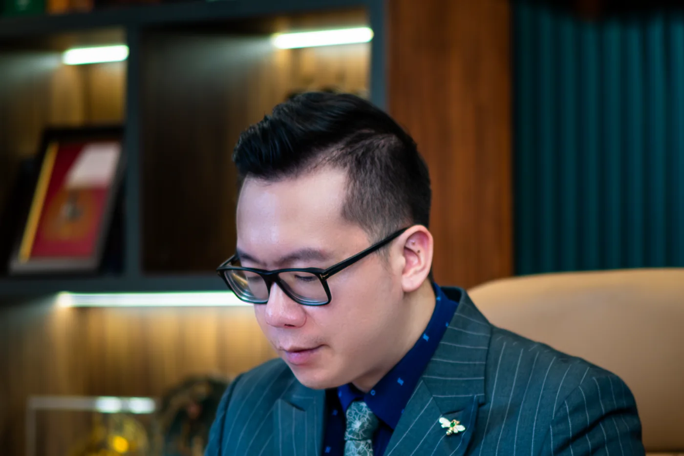 Coach Duy Nguyễn ngồi nghe trong một buổi trao đổi