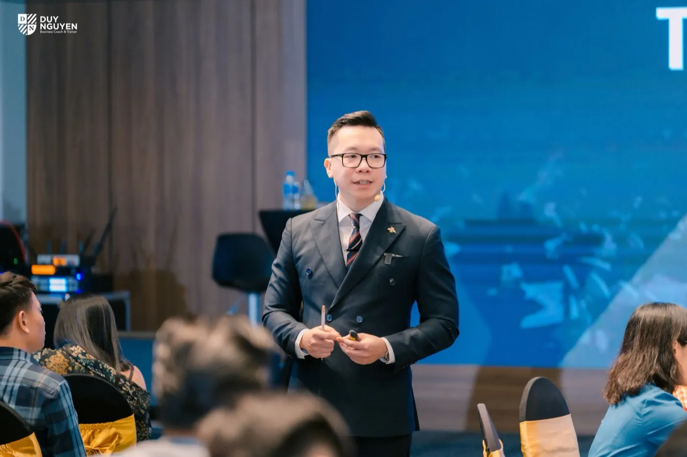 Coach Duy Nguyễn nói trước một phòng người sáng lập