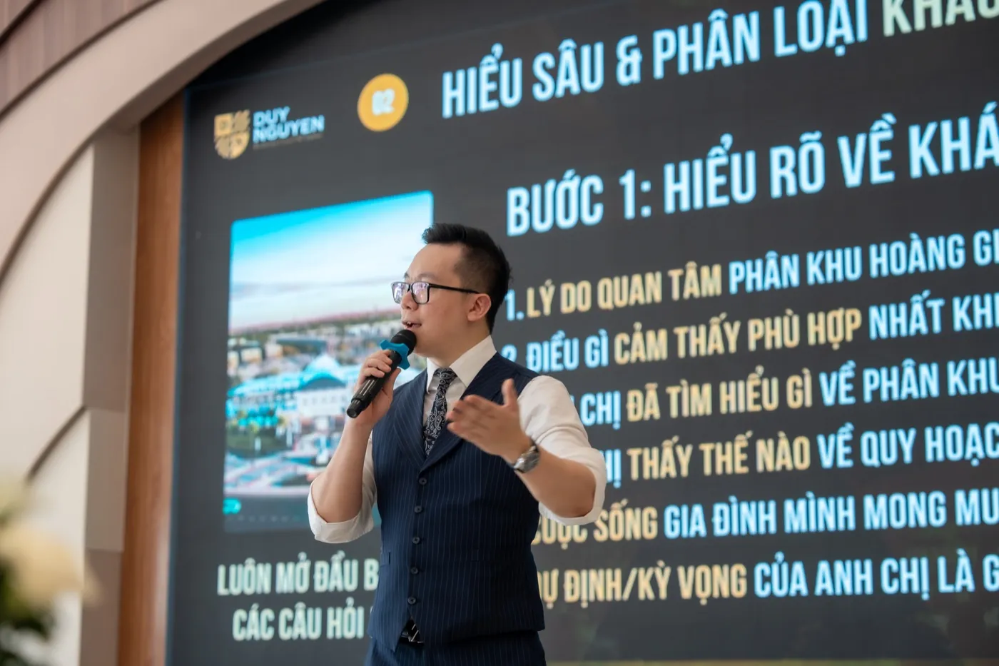 Coach Duy Nguyễn giảng trước màn chiếu