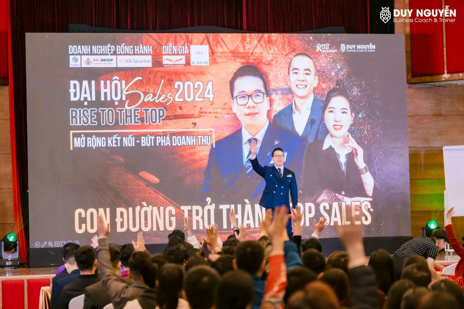 Coach Duy Nguyễn nói trên sân khấu một đại hội bán hàng